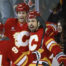 Gólová radosť hráčov Calgary Flames