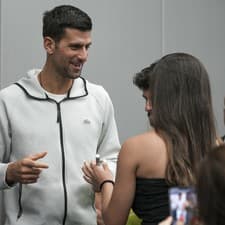 Novak Djokovič rozdáva podpisy na turnaji v Tel Avive. 