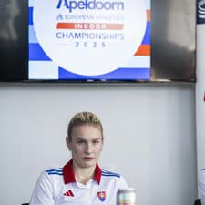 Na snímke zľava atlétka a prekážkarka Viktória Forsterová a bežec Šimon Bujna počas tlačovej konferencie Slovenského atletického zväzu (SAZ) pred odchodom časti slovenskej výpravy na halové Majstrovstvá Európy.