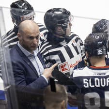 Na snímke vľavo tréner HC Slovan Tomáš Surový v hokejovom zápase 54. kola Tipos extraligy medzi HC Slovan Bratislava - HC Košice. 