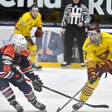 Na snímke zľava v popredí Samuel Solenský (Michalovce) a Brett Stapley (Trenčín) bojujú o puk