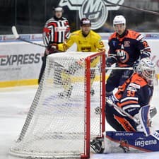 Na snímke sprava Filip Ahl (Trenčín), brankár Michaloviec Julian Junca, hráč Michaloviec Adam Drgoň a hráč Trenčína c