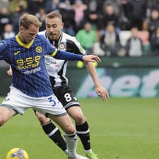 Slovenský hráč Verony Ondrej Duda (vpredu) v súboji so Sandim Lovricom z Udinese v zápase talianskej ligy Serie A Udinese Calcio - Hellas Verona