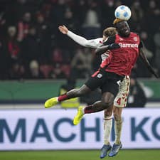 Nigerijský futbalista Victor Boniface (hlavičkuje vpravo) v službách Bayernu Leverkusen. 