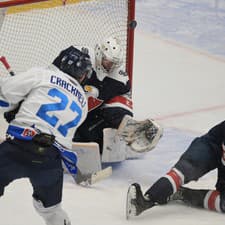 Na snímke vľavo Adam Cracknell (Poprad), uprostred brankár Patrik Andrisík (Bratislava).