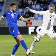 Na snímke zľava slovenský futbalista Dávid Hancko a slovinský futbalista Žan Karničnik  bojujú o loptu v prvom zápase play off o postup do B-divízie Ligy národov Slovensko - Slovinsko.