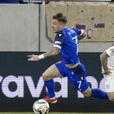 Na snímke vľavo slovenský futbalista Tomáš Suslov a vpravo slovinský futbalista Erik Janža v prvom zápase play off o postup do B-divízie Ligy národov Slovensko - Slovinsko.