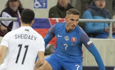 Na snímke sprava Kristián Vallo (Slovensko) a Ramil Šejdajev (Azerbajdžan) počas zápasu 5. kola 3. skupiny C-divízie Ligy národov vo futbale Slovensko - Azerbajdžan 22. septembra 2022 v Trnave.