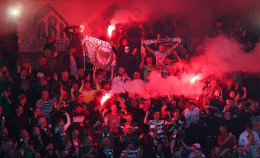 UEFA tvrdo trestala správanie fanúšikov: Následky ovplyvnia aj český klub