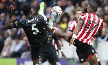 Hráč Brentfordu Ivan Toney (vpravo) bojuje o loptu s Thomasom Parteyom z Arsenalu vo futbalovom zápase anglickej ligy Premier League 