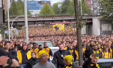 Tisícky ľudí v uliciach Dortmundu, brankára Bayernu vychytal jeho náprotivok!