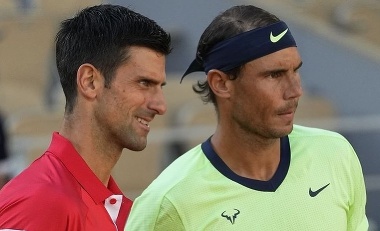 Na snímke srbský tenista Novak Djokovič (vľavo) a Španiel Rafael Nadal. 