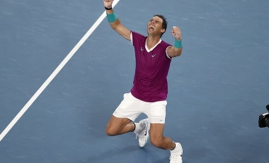 Španielsky tenista Rafael Nadal sa teší po víťazstve nad Rusom Daniilom Medvedevom vo finále mužskej dvojhry na grandslamovom turnaji Australian Open. 