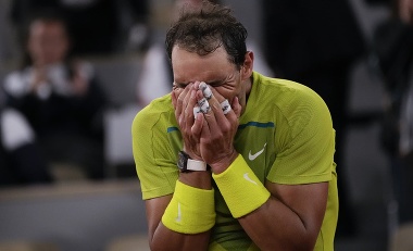 Po titule na Roland Garros chodí s barlami: Nadal absolvoval rádioterapiu
