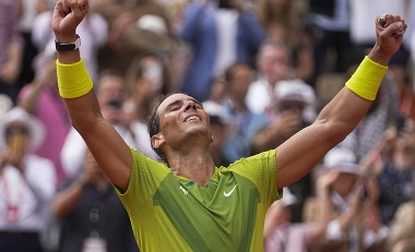 Rafael Nadal oslavuje rekordný titul.