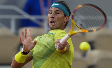 Španielsky tenista Rafael Nadal odvracia loptičku Srba Novaka Djokoviča. 