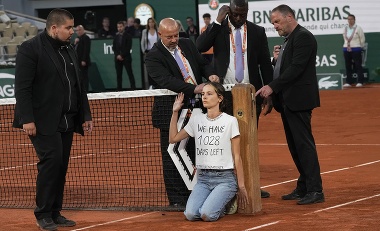 Zostáva nám ešte 1 028 dní: Kto je aktivistka, ktorá sa na Roland Garros priviazala o sieť?