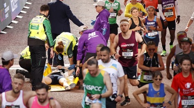 Tragický maratón v Londýne: Zomrel muž († 36), ktorý skolaboval tri kilometre pred cieľom