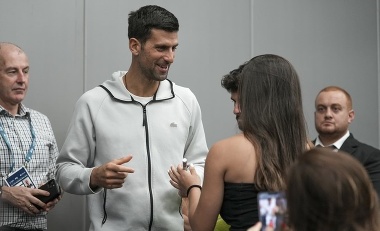 Novak Djokovič rozdáva podpisy na turnaji v Tel Avive. 