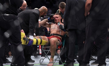 Očakávaný vrchol večera UFC trval iba 15 sekúnd: Angličan opúšťal klietku na vozíku