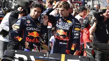 Holandský pretekár Max Verstappen (vpravo) z tímu Red Bull a jeho tímový kolega Sergio Pérez.