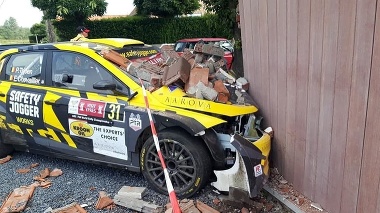 Desivá nehoda prerušila Ypres Rallye: Automobil pristál v rodinnom dome
