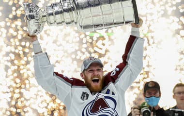 Obrovská strata pre Colorado: Úradujúci šampión NHL prišiel na tri mesiace svojho kapitána!