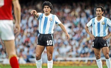 Z tejto sumy sa vám zatočí hlava: Vydražila sa lopta, s ktorou Maradona skóroval „Božou rukou