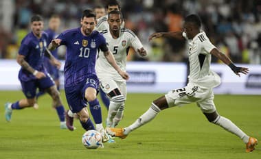  Argentínsky futbalista Lionel Messi (vľavo) a Khalifa Alhammadi zo SAE počas prípravného zápasu pred MS 2022 v Katare.