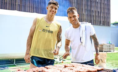 SKÚSENÍ KUCHÁRI: Joaquin Correa (vľavo) a Lautaro Martinez si opekačku nacvičovali v Interi Miláno.