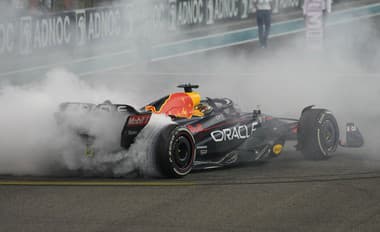 Verstappen zavŕšil sezónu 15. triumfom, Hamilton prvýkrát bez víťazstva