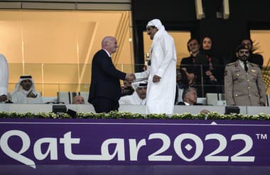 Prezident FIFA Giovanni Infantino a katarský emir Tamim bin Hamad Al Thani