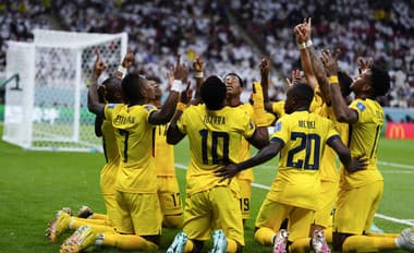 Futbalisti Ekvádoru sa radujú po strelenom góle v stretnutí s Katarom na MS 2022
