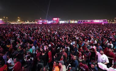 Na snímke fanúšikovia sledujú vo fanúšikovskej zóne úvodný zápas A-skupiny Majstrovstiev sveta vo futbale 2022 Katar - Ekvádor v katarskej Dauhe.