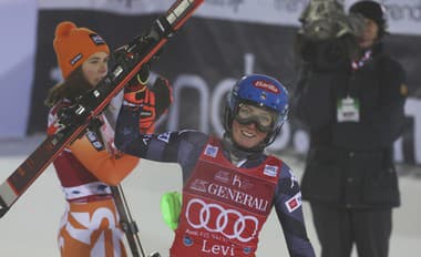 Na snímke zľava slovenská lyžiarka Petra Vlhová a Američanka Mikaela Shiffrinová po druhom kole slalomu žien Svetového pohára.