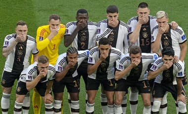 Nemeckí futbalisti si na protest proti FIFA zakryli ústa na tímovej fotografii pred zápasom s Japonskom na MS 2022 v Katare.