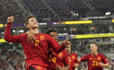 Na snímke prvý zľava španielsky futbalista Gavi sa teší so spoluhráčmi po strelení piateho gólu svojho tímu.