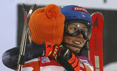Na snímke zľava slovenská lyžiarka Petra Vlhová a Američanka Mikaela Shiffrinová sa objímajú.