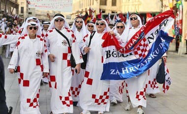 Arabské habity pobavili, no miestnych urazili: Kto sa chce napiť, musí miestne oblečenie nechať v šatni