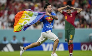 Na snímke demonštrant s dúhovou vlajkou vbehol na ihrisko počas zápasu základnej H-skupiny Portugalsko - Uruguaj.