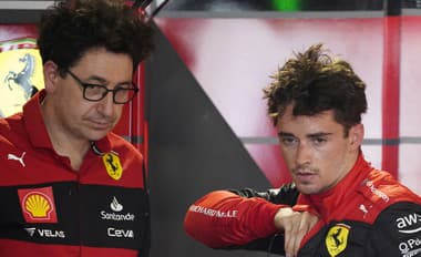 Na archívnej snímke zo 6. mája 2022 šéf tím F1 Ferrari Mattia Binotto (vľavo) a jazdec tímu Ferrari Charles Leclerc z Monaka.