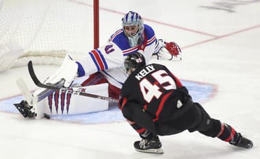 Slovenský brankár v drese New Yorku Rangers Jaroslav Halák a hráč Ottawy Senators Parker Kelly počas zápasu zámorskej hokejovej NHL.