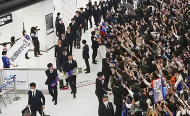 Japonskí reprezentanti spôsobili po návrate domov doslova ošiaľ: Futbalistov vítali ako samurajov!