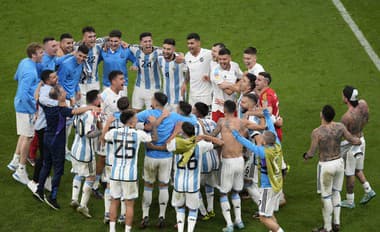 Argentínski futbalisti sa tešia po výhre v penaltovom rozstrele vo štvrťfinálovom zápase Holandsko - Argentína na MS.