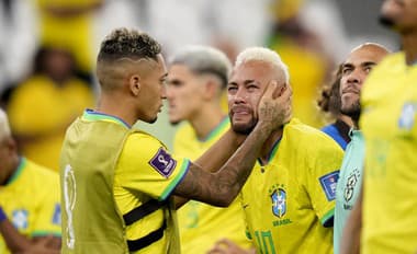 Brazílčan Neymar (uprostred) plače po prehre po penaltovom rozstrele vo štvrťfinálovom zápase Chorvátsko - Brazília na MS.