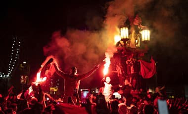 Marockí fanúšikovia oslavovali aj v uliciach Barcelony.