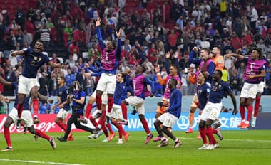 Na snímke francúzski futbalisti sa tešia po víťazstve 2:0 v semifinálovom zápase Francúzsko - Maroko.