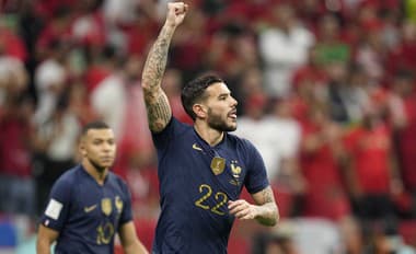 Strelec prvého gólu Francúzska Hernández: V hľadisku mu tlieskala sexy partnerka