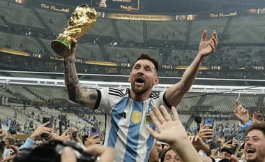 Futbalový velikán Messi sa navždy zapísal do dejín MS, víťazný tanec v kabíne s trofejou