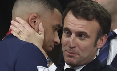 Po fiasku vo finále nabehol smutný Macron do šatne hráčov: Futbalisti len čumeli! Aha, čo vyvádzal na tribúne